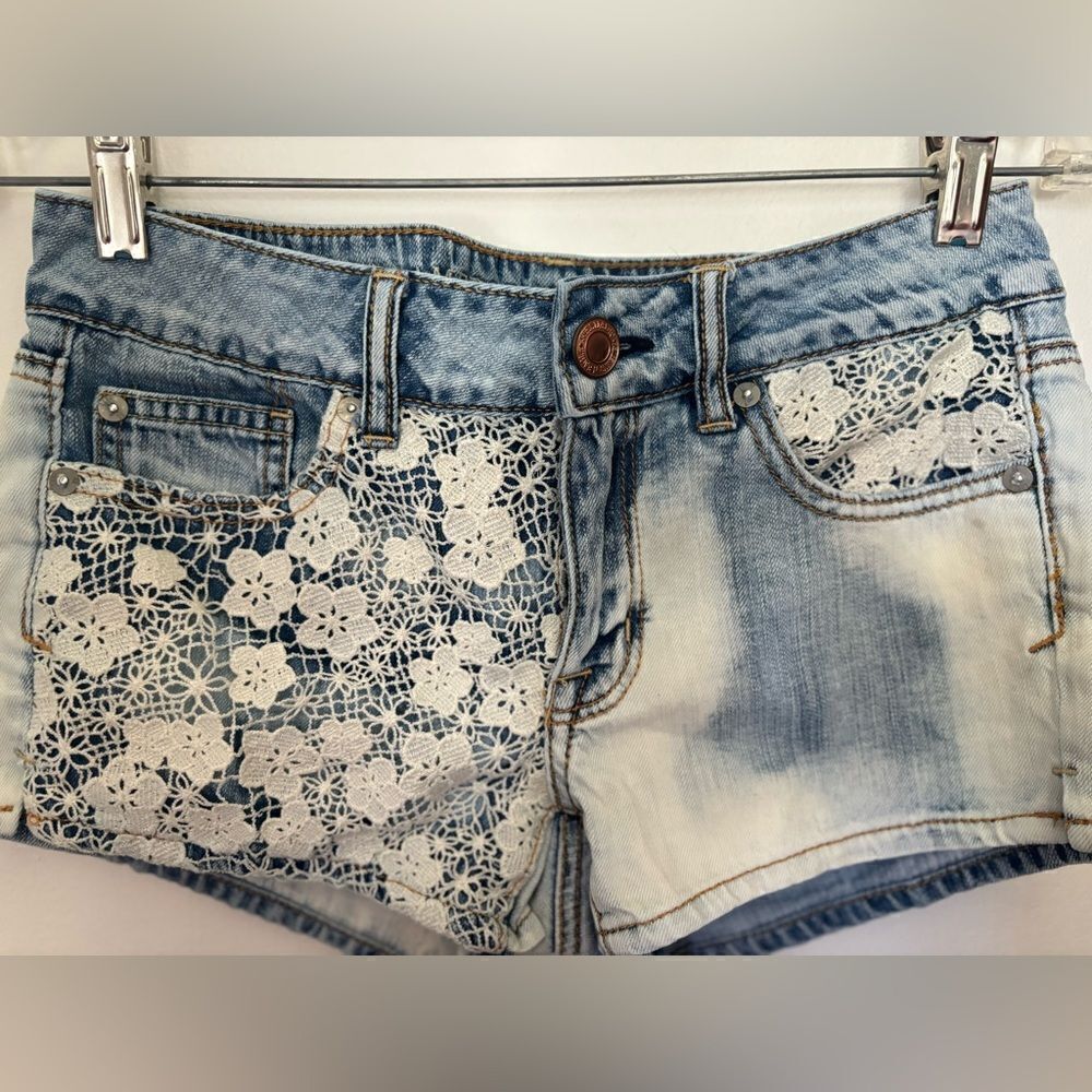 American Eagle Outfitters Shortie Denim Shorts Lace Applique Size 2 Light Blue - Picture 6 of 8